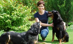 Dr. Kitzweger mit ihren beiden Hunden