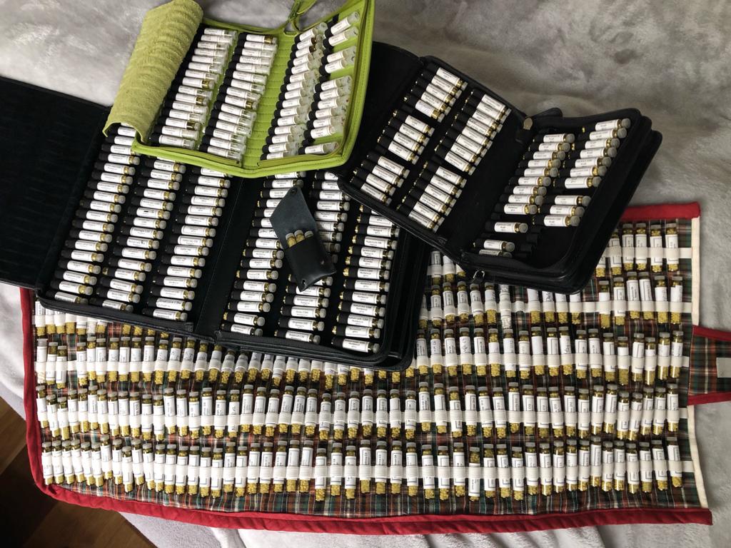 Der Bildschirm eines Laptops zeigt das Bild hom&ouml;opathischer Arzneien