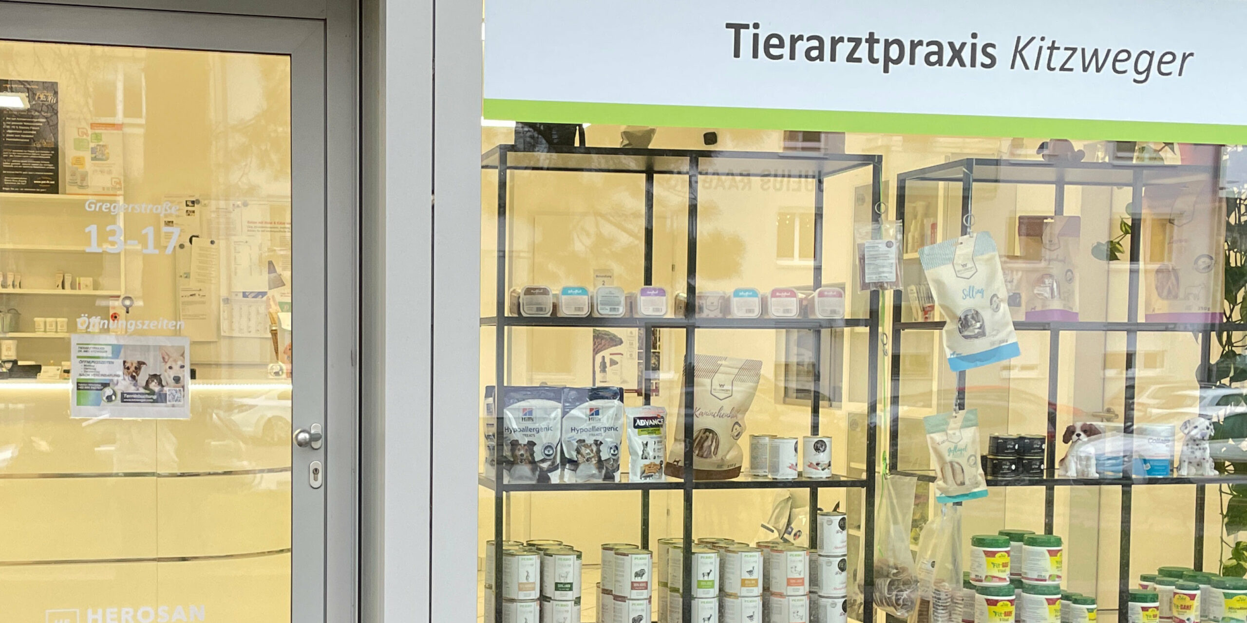 Einladende Auslage der Tierarztpraxis Kitzweger in der Gregerstra&szlig;e 13&ndash;17 in Fischamend.