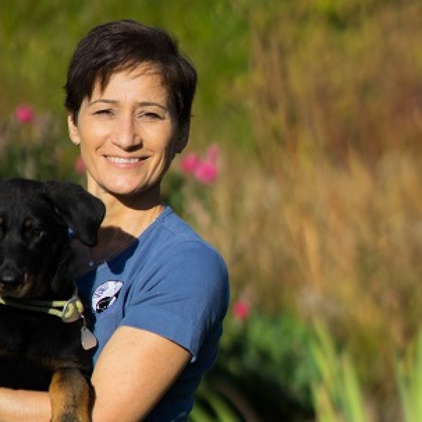 Dr. Kitzweger mit einem Beauceron-Welpen