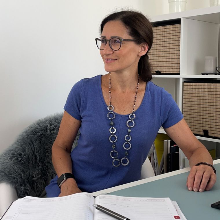 Tier&auml;rztin Dr. Ines Kitzweger sitzt am Schreibtisch.