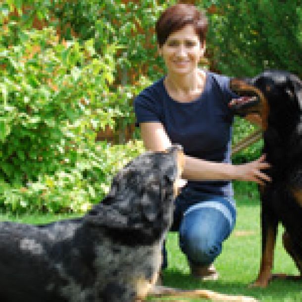 Dr. Kitzweger mit ihren beiden Hunden