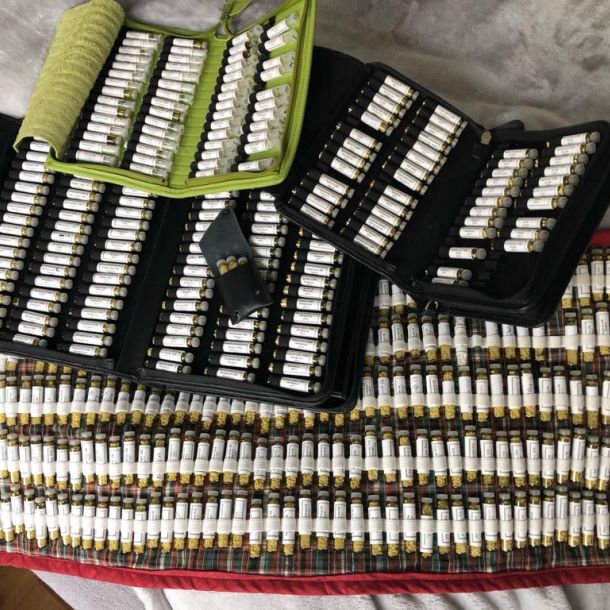 Der Bildschirm eines Laptops zeigt das Bild hom&ouml;opathischer Arzneien